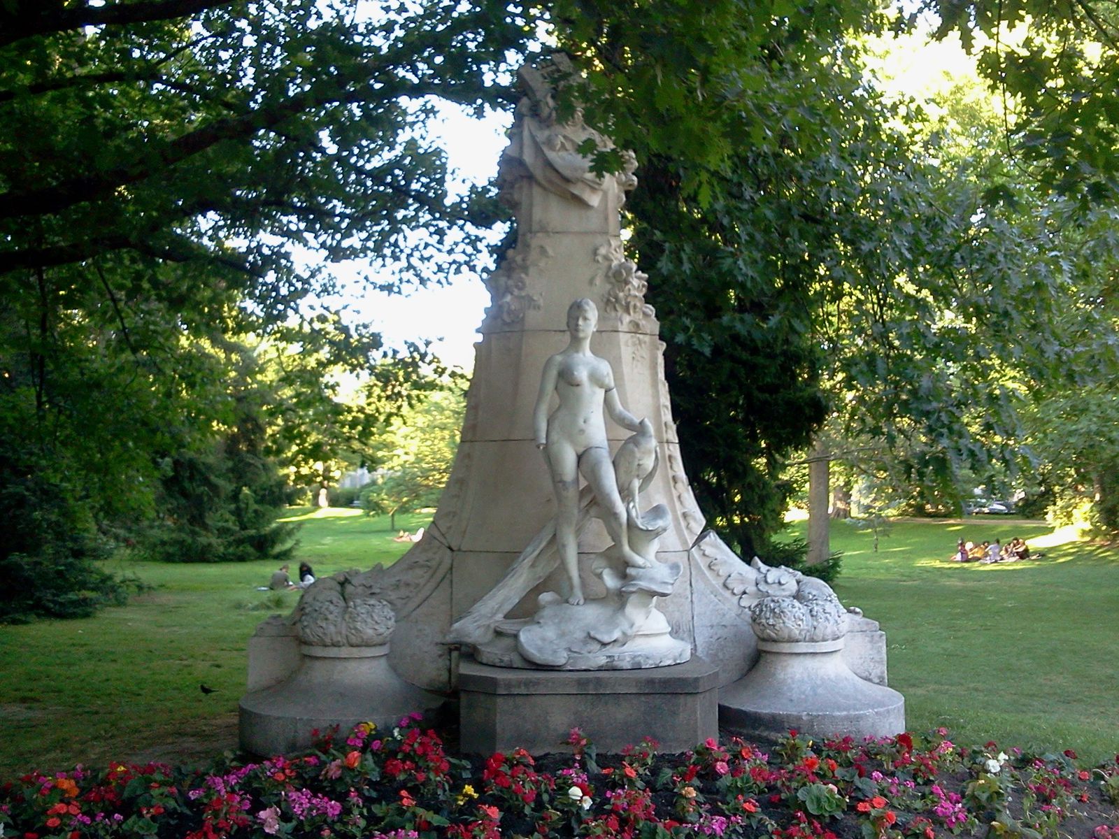 http://a134.idata.over-blog.com/1/37/44/14/photo/statues-jardin-des-plantes/2011-05-25-19.40.17.jpg